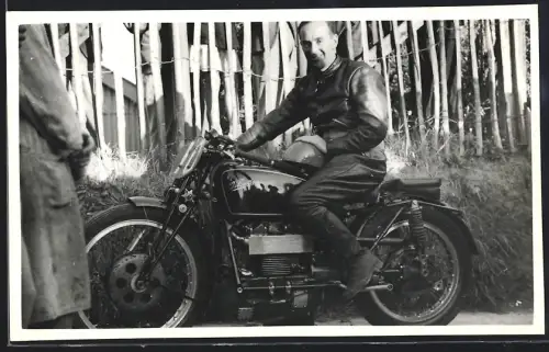 Fotografie Rennfahrer Stanley Woods auf Motorrad Velocette, 10x Sieger der Isle of Man Tourist Trophy