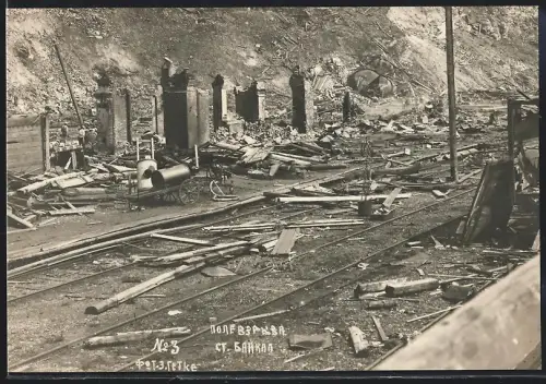 Fotografie unbekannter Fotograf, Ansicht Baikal, Überreste des zerstörten Bahnhofs, Trümmer der Eisenbahn-Station