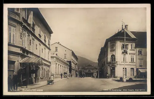 AK Villach, Bahnhofstrasse, Panorama mit Geschäften