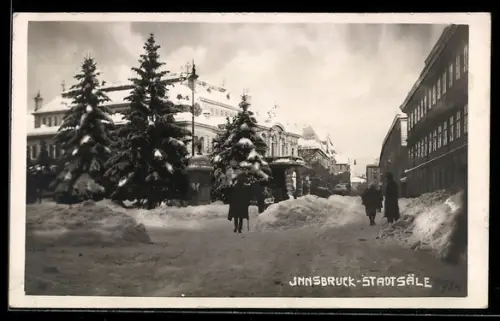 AK Innsbruck, Stadtsäle, Winteransicht mit Tannen