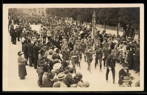AK Innsbruck, Gedächtnistag der Tiroler Kriegsteilnehmer 1924, Gedenkzug mit Veteranen und Zuschauern