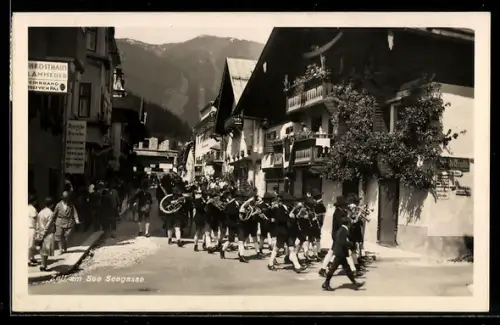 AK Zell am See, Seegasse mit Trachtenkapelle, Strassenpartie