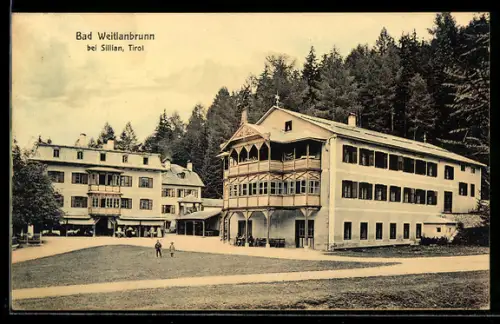 AK Bad Weitlanbrunn bei Sillian, Kurhäuser vor Waldrand