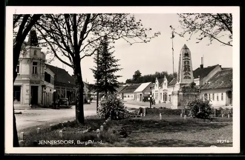 AK Jennersdorf /Burgenland, Kreuzung mit Kaufhaus G. Mandl, Obelisk und Häuserzeile