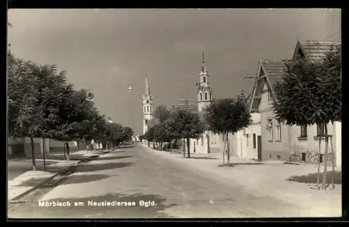 AK Mörbisch am Neusiedlersee, Strasse mit Kirchtürmen