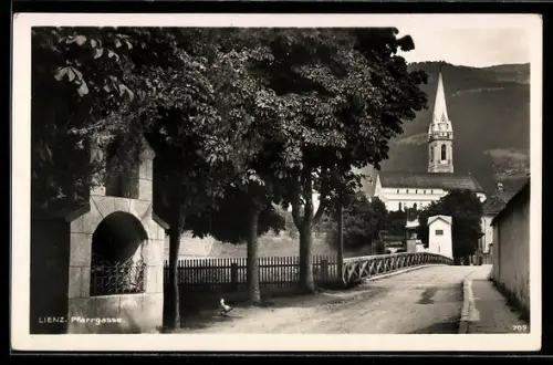 AK Lienz, Strasse Pfarrgasse mit Kirche