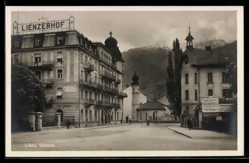 AK Lienz /Osttirol, Strassenpartie mit Kirche und Hotel Lienzerhof