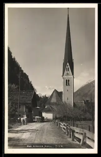 AK Strass /Tirol, Dorfstrasse mit Kirche
