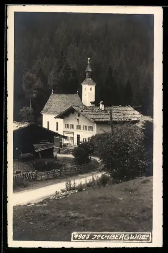 AK Kitzbühel, Jochbergwald, Kirche mit Gehöften und Dorfstrasse