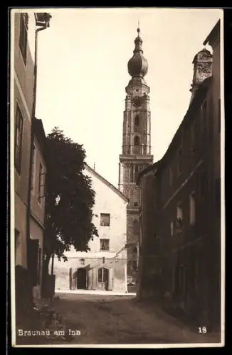 AK Braunau am Inn, Gasse mit Kirchturm