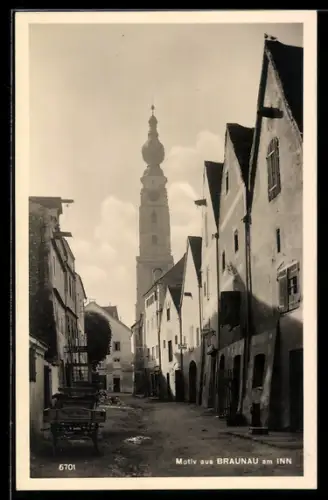 AK Braunau am Inn, Gasse mit Kirchturm, Transportkarren Aecht-Bräu Braunau