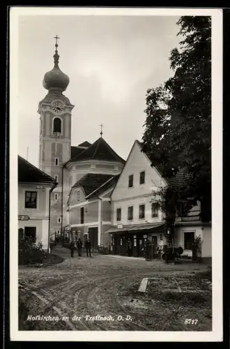 AK Hofkirchen an der Trattnach, Dorfstrasse mit Kirche, Tabak-Geschäft und Wohnhäusern