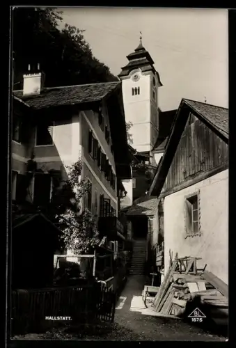 AK Hallstatt, Gasse mit Kirchturm
