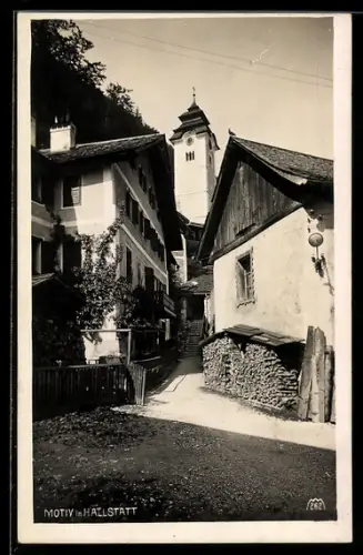 AK Hallstatt, Gasse mit Kirchturm