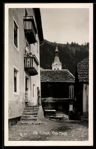 AK Ob. Tilliach /Ost-Tirol, Gassenansicht mit Kirche