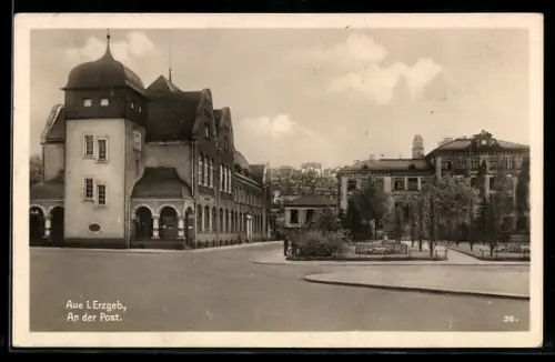 AK Aue i. Erzgeb., An der Post, Panorama mit Grünanlage