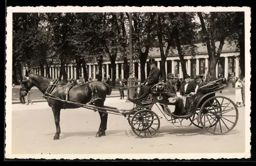 Foto-AK Wiesbaden, Stadtbesucher in Pferdekutsche vor der Kolonnade, 1937