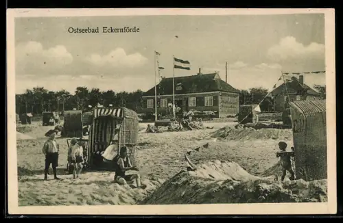 AK Eckernförde, Strand mit Strandkörben und Restaurant Strandkate