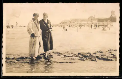 Foto-AK Wangerooge, Damen am Strand in Bademänteln u. -kappen
