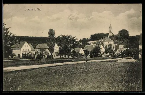 AK Bucha i. Sa., Ortsansicht mit Kirche und Wohnhäusern