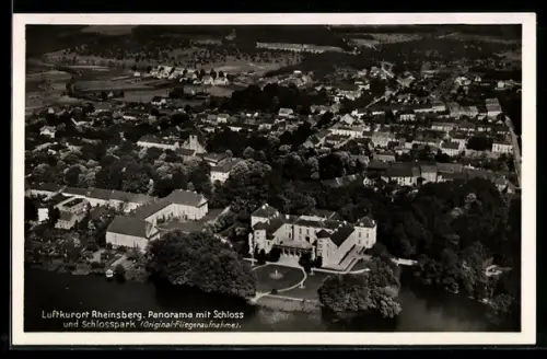 AK Rheinsberg, Panorama mit Schloss und Schlosspark, Fliegeraufnahme