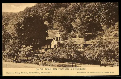 AK Freienwalde, Hinter dem Teufelssee, Fachwerkhäuser, Wald, rückseitig Werbung Busch-Ferngläser
