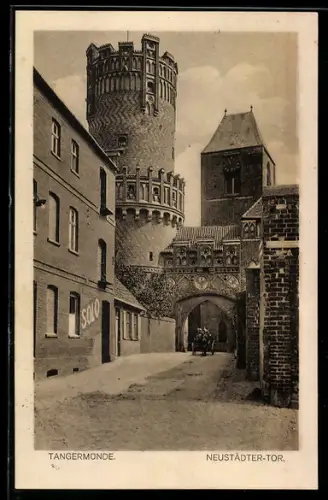 AK Tangermünde, Neustädter-Tor mit Strassenpartie