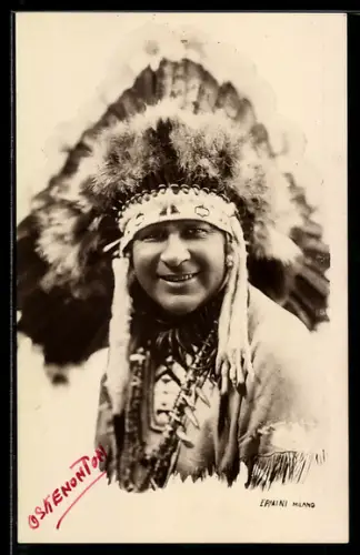 AK Indianer mit reichhaltigem Federschmuck