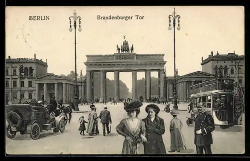 AK Berlin, Blick auf das Brandenburger Tor, Bus der Linie 19 nach Moabit, Automobil