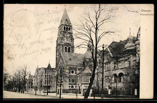 AK Dessau, Albrechtstrasse mit Ansicht der Petruskirche