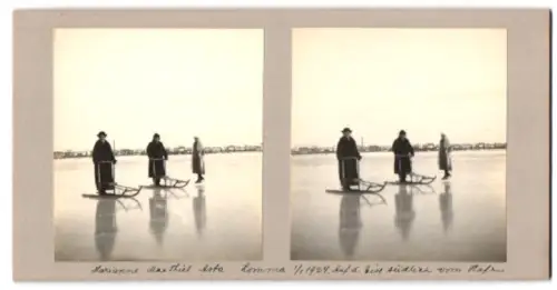 Stereo-Fotografie unbekannter Fotograf, Ansicht Lomma, Personen mit Schlitten auf dem Eis südlich vom Hafen 1924