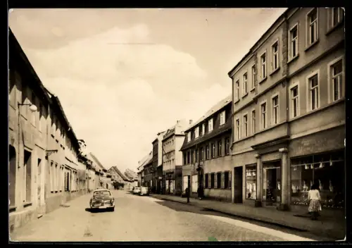AK Pegau /Borna, Ernst-Thälmann-Strasse mit Wohnhäusern und Geschäften