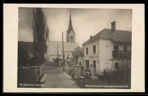 AK Friesach /Kärnten, St. Salvator, Ortsstrasse mit Kirche