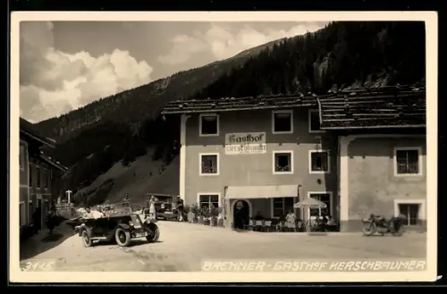 AK Brenner, Gasthof Kerschbaumer, Strassenansicht mit Auto und Motorrad