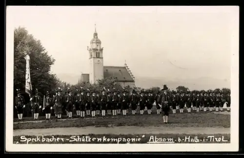 AK Absam b. Hall, Speckbacher-Schützenkompanie vor Kirche