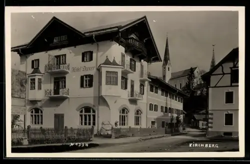 AK Kirchberg /Tirol, Hotel Daxer, Strasse mit Kirche