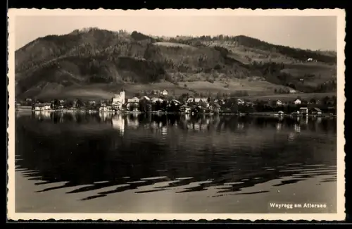 AK Weyregg am Attersee, Seeufer-Panorama mit Dorf und Kirche