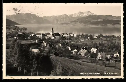 AK Weyregg am Attersee, Dorfpanorama mit Kirche, See und Bergen