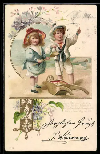 Präge-Lithographie Kleines Paar mit Schippe und Karre am Strand, Blumen