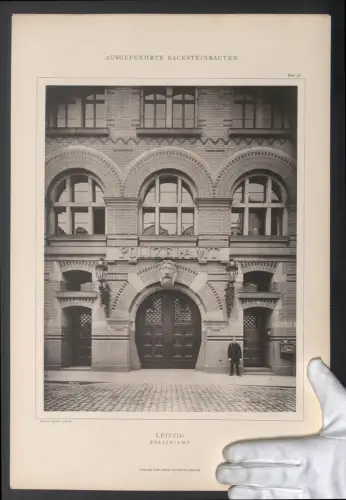 Fotografie Lichtdruck Ernst Wasmuth, Berlin, Ansicht Leipzig, Polizeiamt mit Polizist, Arch. Hugo Licht, 49 x 33cm