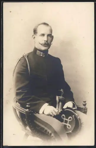 Fotografie Portrait Prinz Georg von Griechenland in Uniform mit Säbel