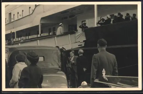 Fotografie Queen Elisabeth II. von England betritt ein Passagierschiff / Dampfer