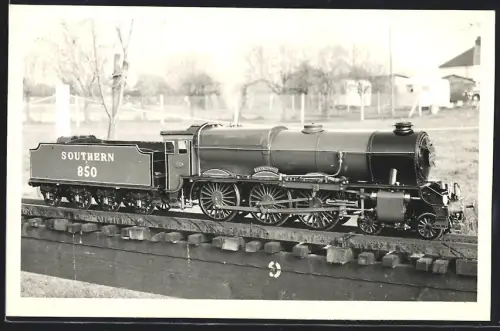 Fotografie britische Eisenbahn, Modell-Grossbahn Southern Railway Tender-Lokomotive Dampflok No. 850