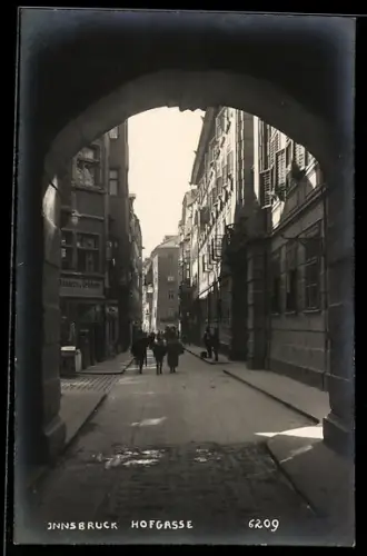 AK Innsbruck, Blick durch Torbogen in die Hofgasse