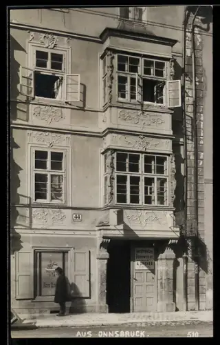 AK Innsbruck /Tirol, Hausfassade mit Erkern und Eingang zum Fensterputzer-Geschäft A. Dreher