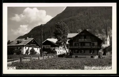 AK Längenfeld, Bauernhäuser und Kirche vor Bergpanorama
