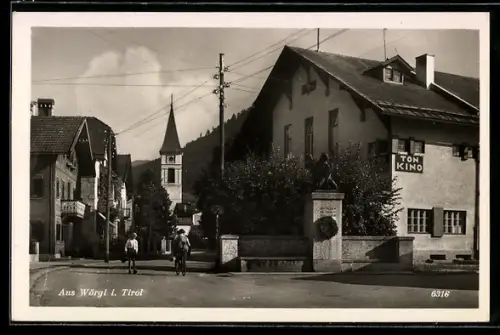 AK Wörgl i. Tirol, Strasse mit Kirche, Kriegerdenkmal 1914-1918 und Tonkino