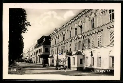 AK Uttendorf /O. D., Strassenansicht mit Gasthof Goldener Stern