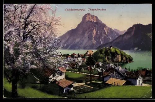 AK Traunkirchen /Salzkammergut, Panorama mit See, Ort und Bergkulisse