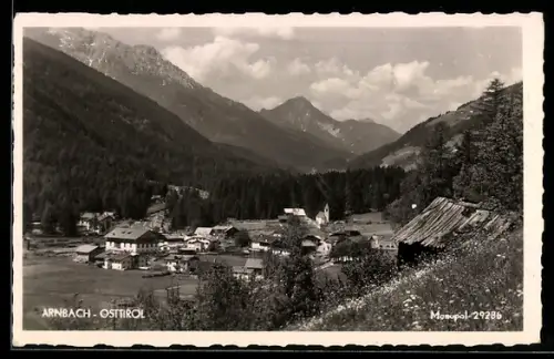 AK Arnbach /Osttirol, Panorama mit Dorf, Kirche und Bergpanorama